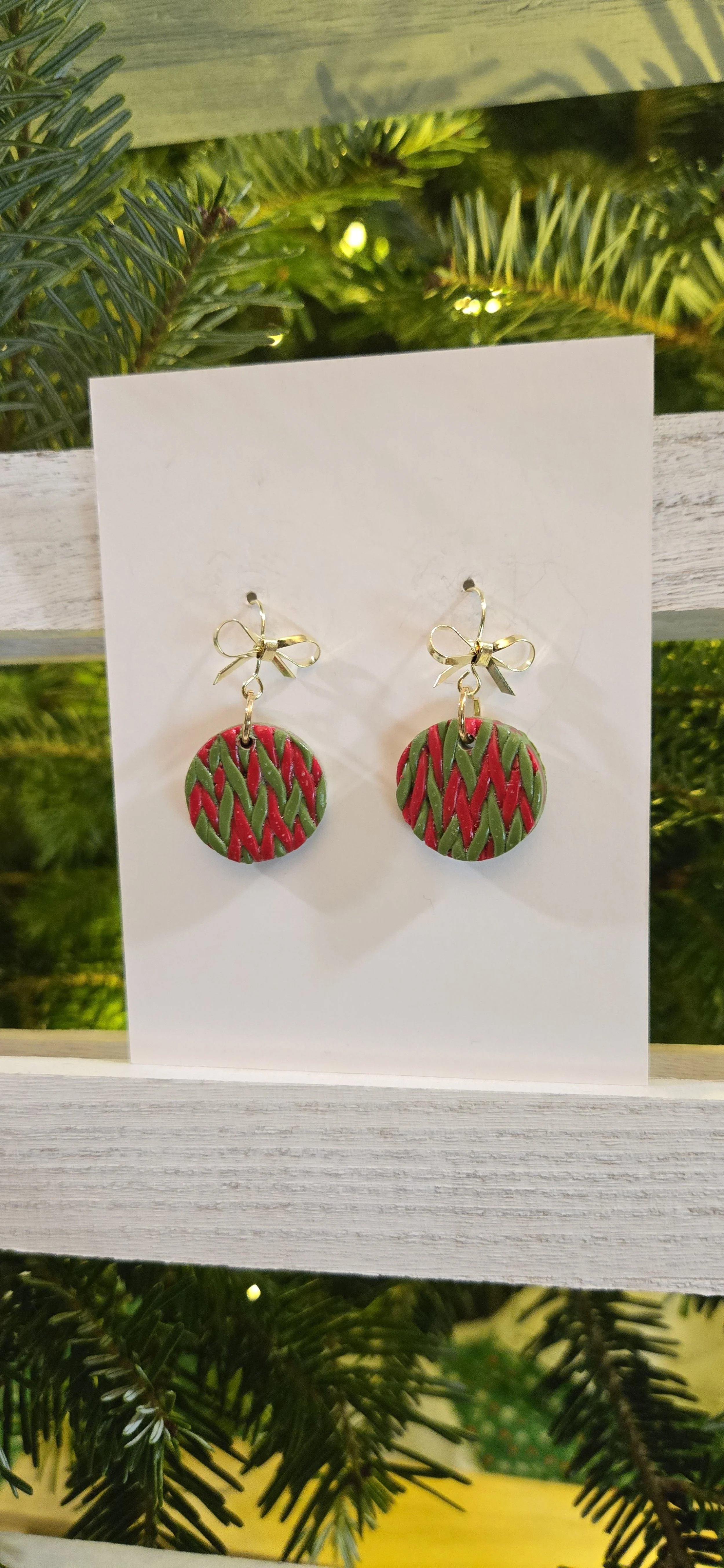 Sweater Pattern Circle with Gold Bow Hook