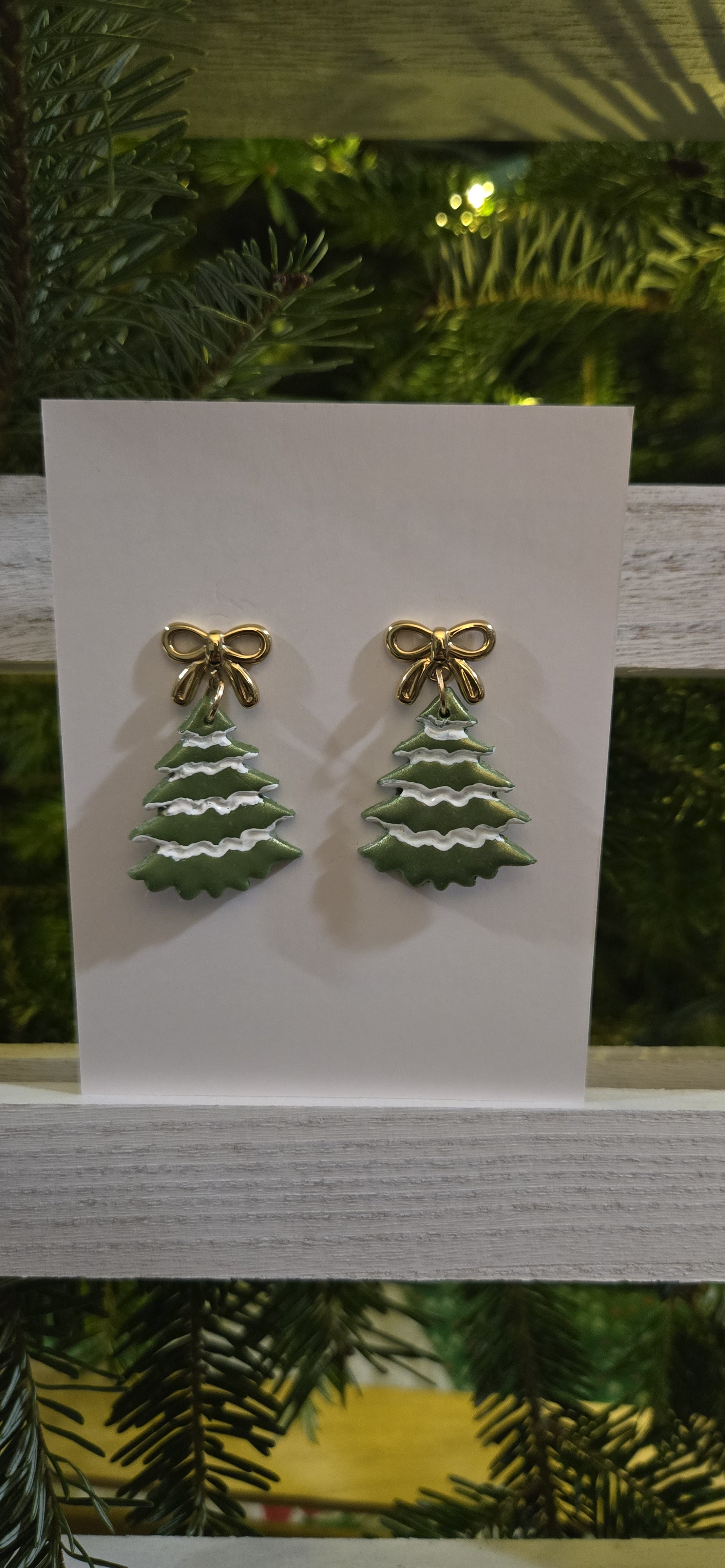 Large Tree with Snow Gold Bows