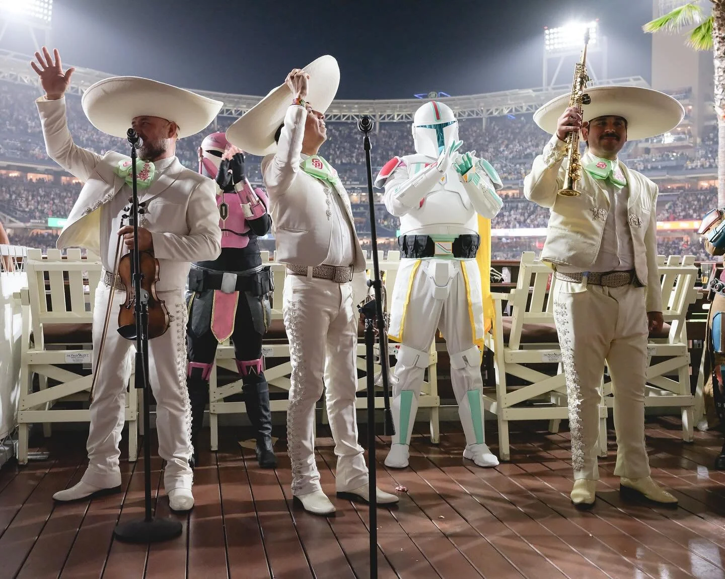 Comic-con has officially started in San Diego! Check out these shots by @mikko_serrano during stars wars weekend @petcopark