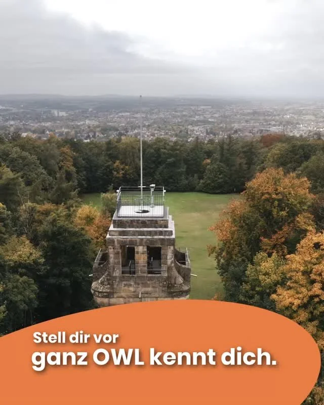 Wusstest du, dass Menschen Geschichten lieben?
Es ist manchmal so einfach.

Wir merken uns keine Werbebotschaften.
Wir merken uns Momente, Gesichter, echte Einblicke.
Geschichten bleiben h&auml;ngen &ndash; weil sie ber&uuml;hren, nicht weil sie verk