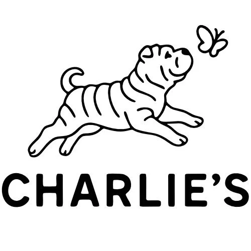 Ein illustrativer tigergroßer Hund mit Streifen, springt nach einem Schmetterling, darunter der Schriftzug 'CHARLIE'S'.