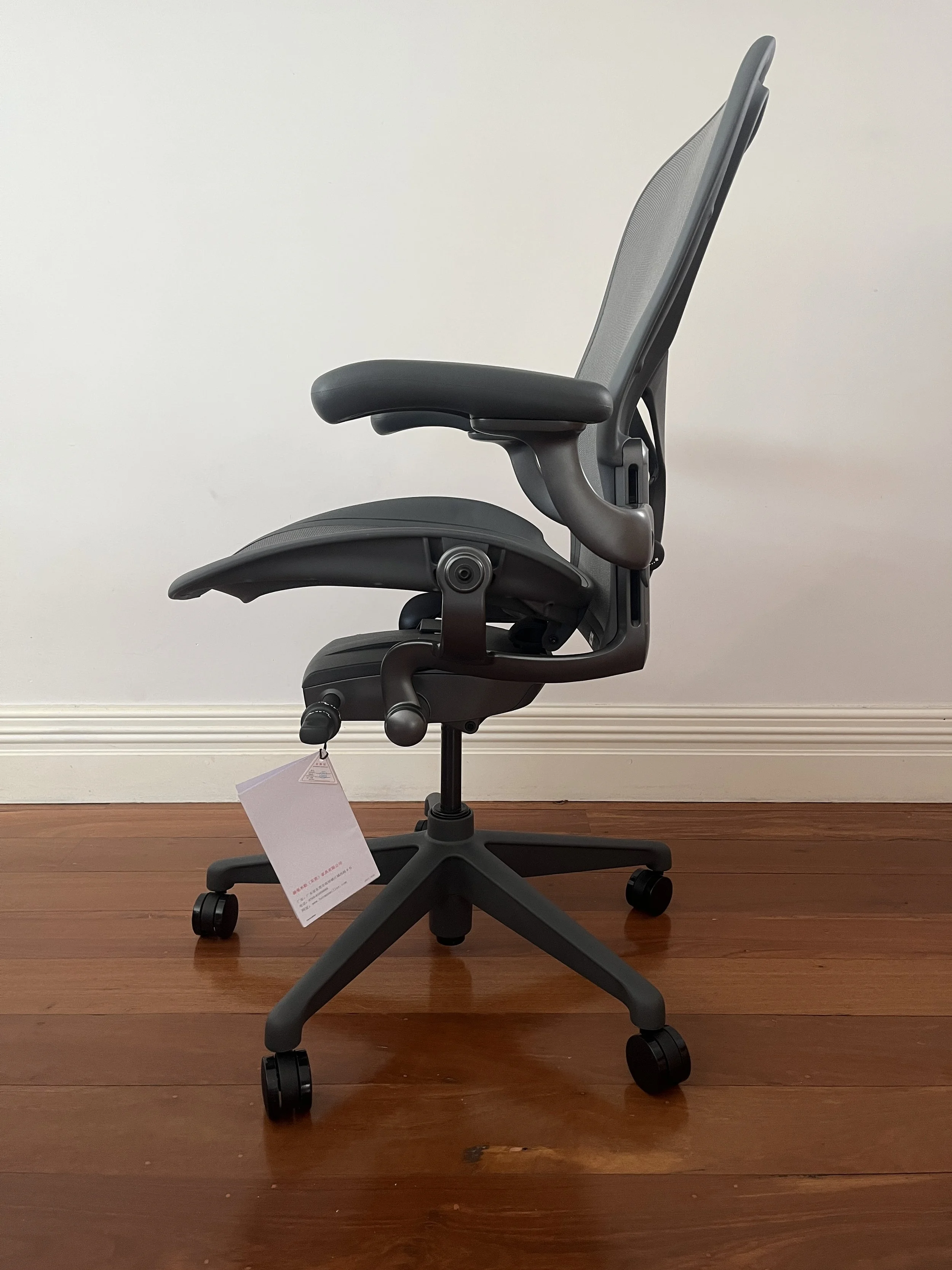 Herman miller Aeron graphite.JPG