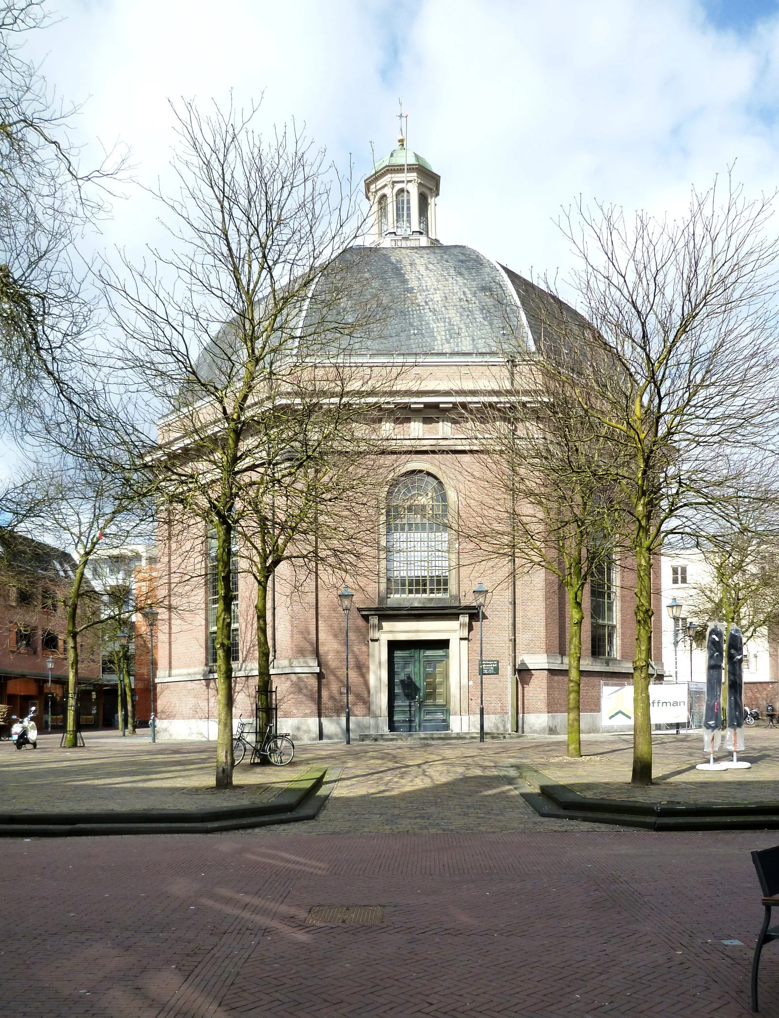 Kerk met rond dak en monumentaal voorkomen in Arnhem