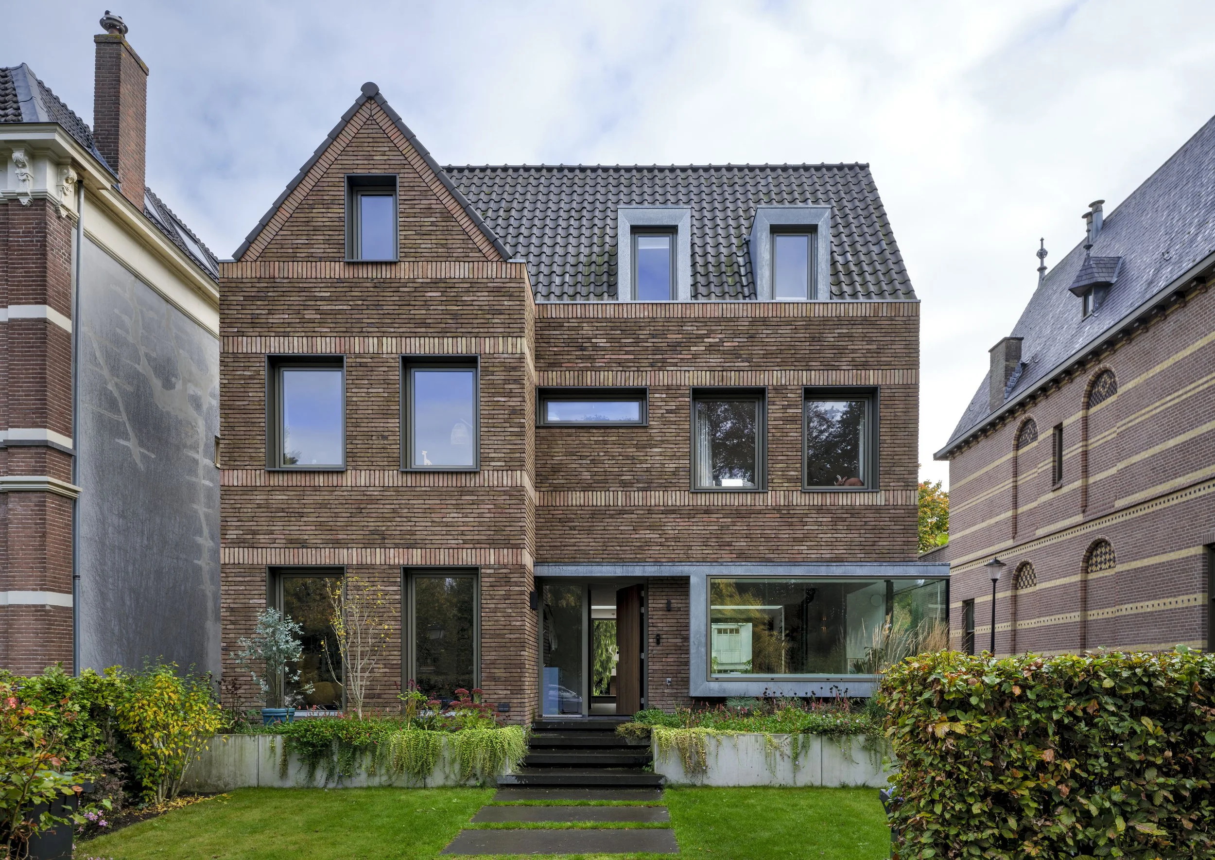 modern woonhuis met mooi metselwerk en monumentaal voorkomen