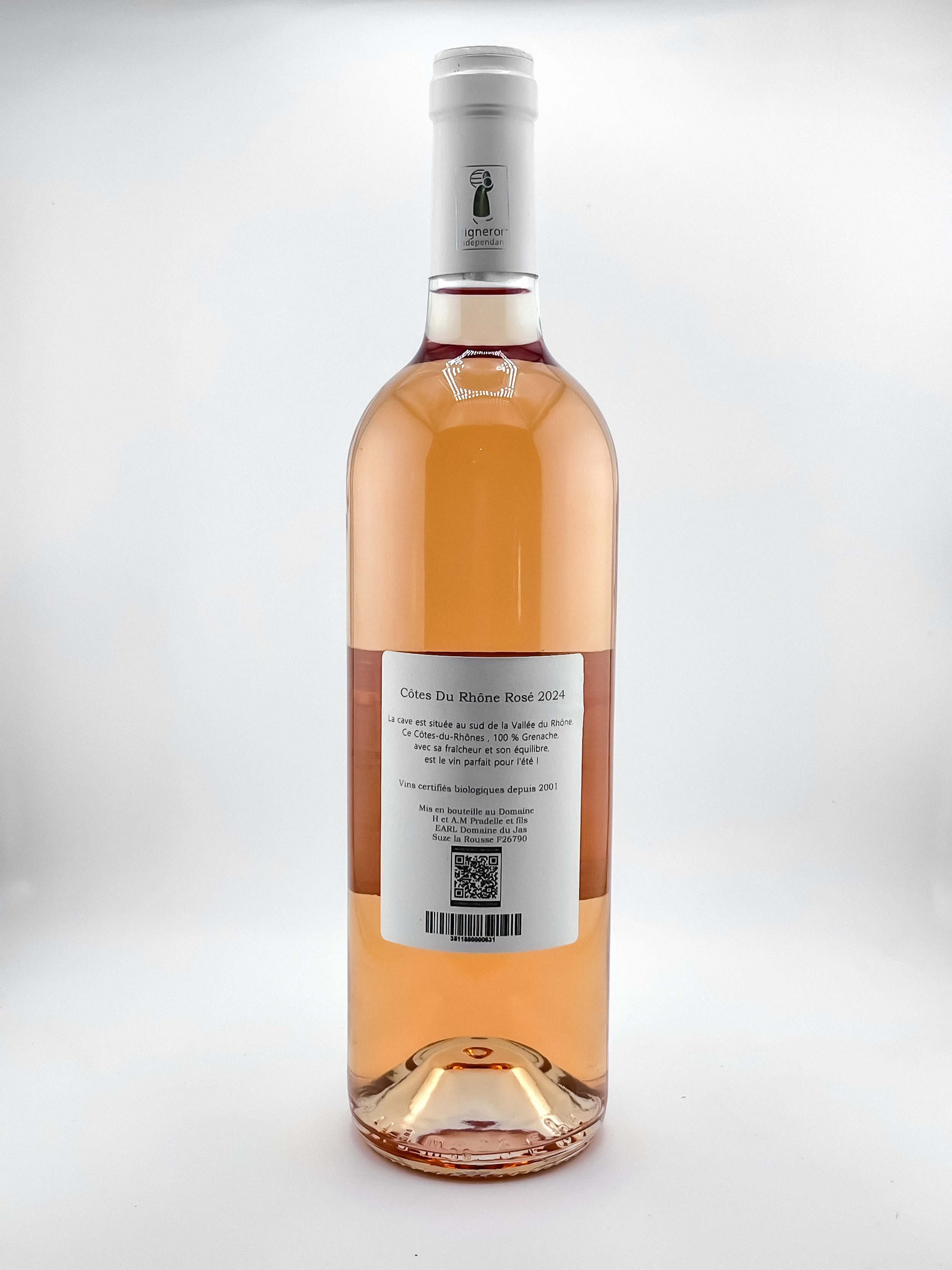 Bouteille de rosé Côtes du Rhône, année 2024, avec étiquette blanche et texte en français, fond blanc.