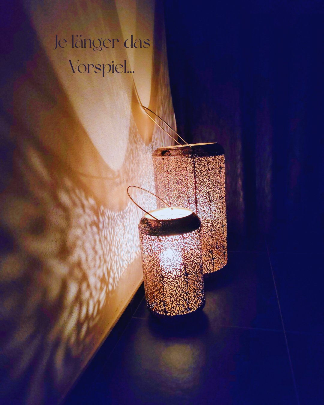 Zwei dekorative leuchtende Lampen mit filigranem Muster, die Schatten an die Wand werfen. Text auf dem Bild: 'Je länger das Vorspiel...'