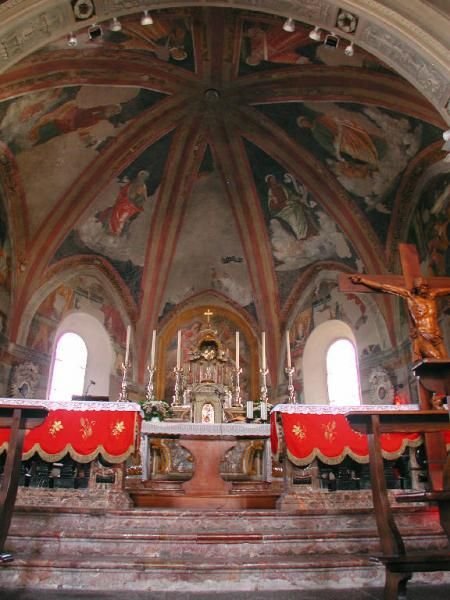 Interno, presbiterio.jpg