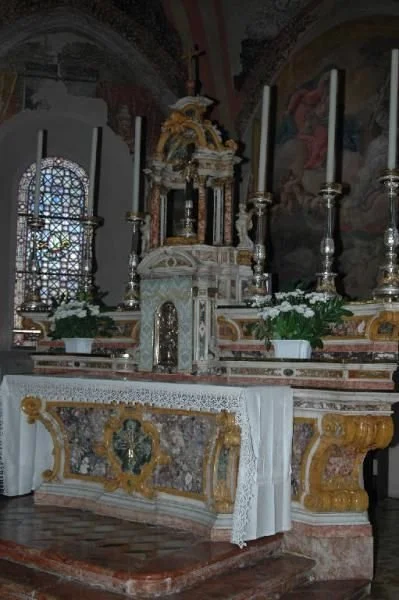 Interno, presbiterio, altare maggiore.jpg