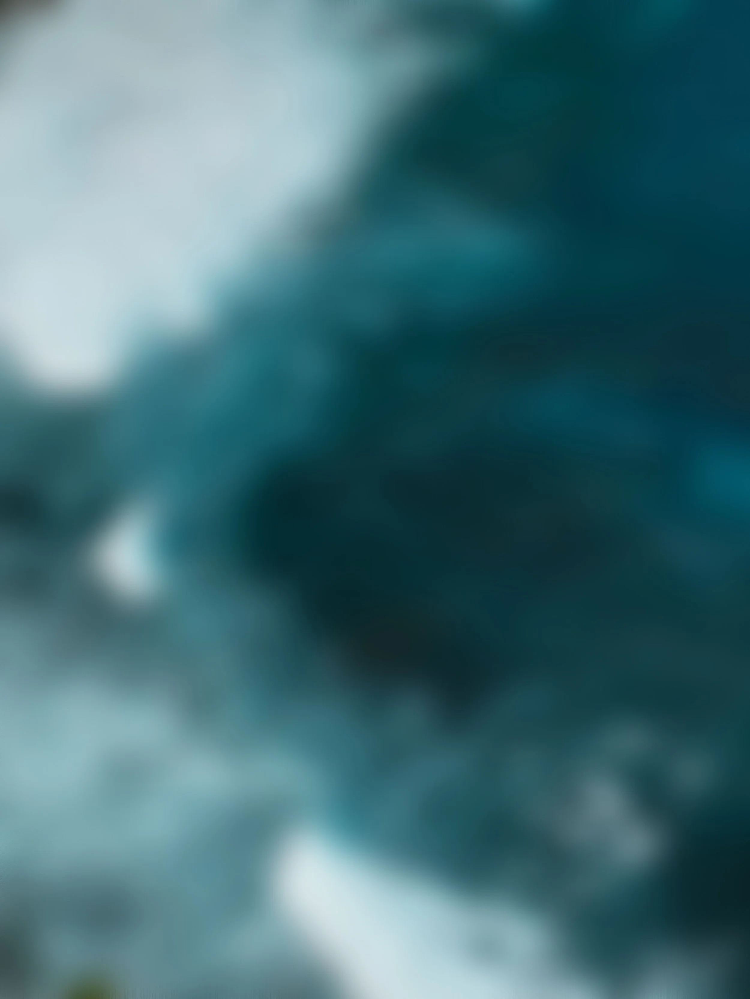 Vue aérienne d’un océan contrasté bleu foncé et blanc, évoquant la cohérence et le storytelling.