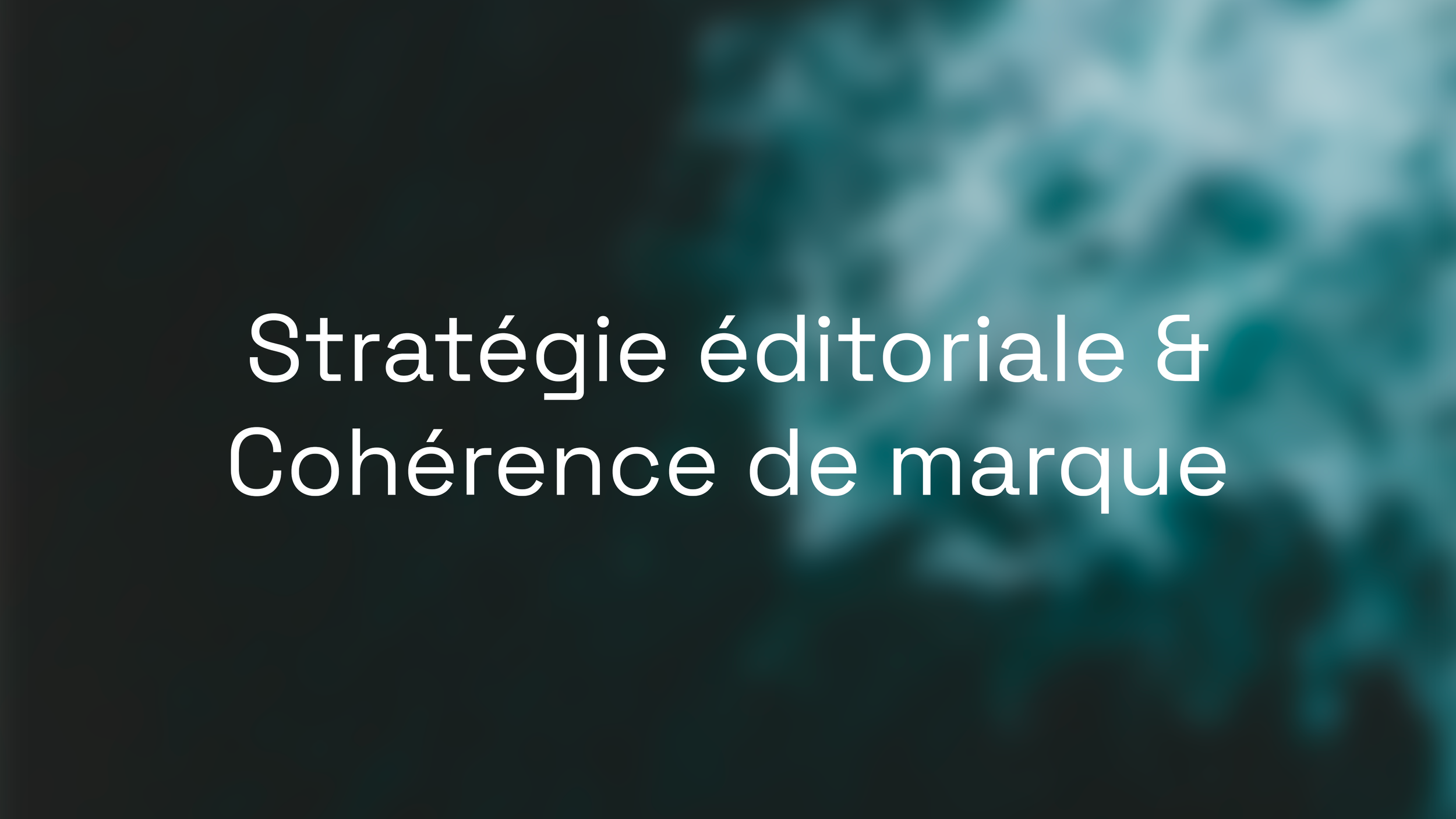Vue aérienne d’un océan contrasté bleu foncé et blanc, évoquant la cohérence et le storytelling.