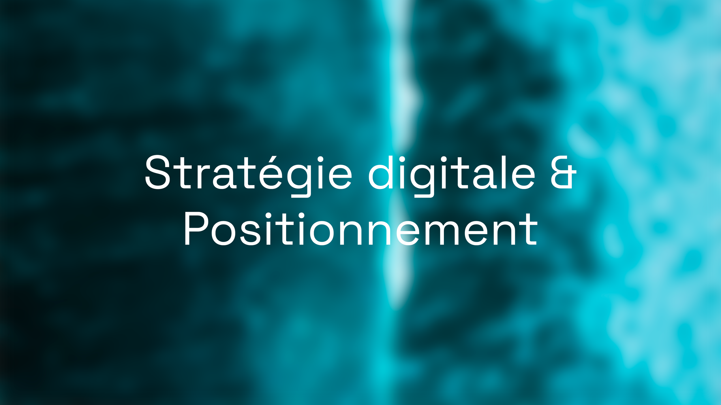 Vague turquoise vue du dessus, symbolisant la clarté et la structuration stratégique.