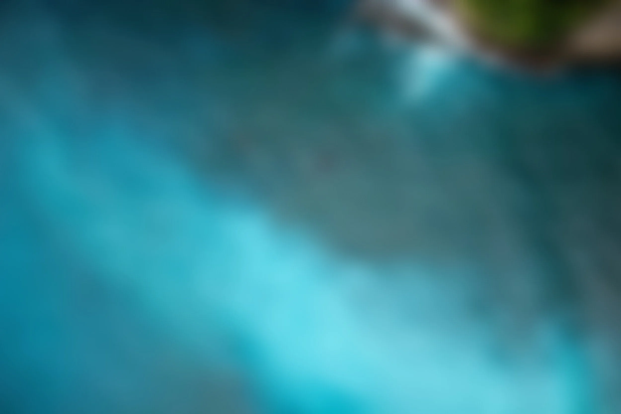 Vue aérienne d’un océan contrasté bleu foncé et blanc, évoquant la cohérence et le storytelling.