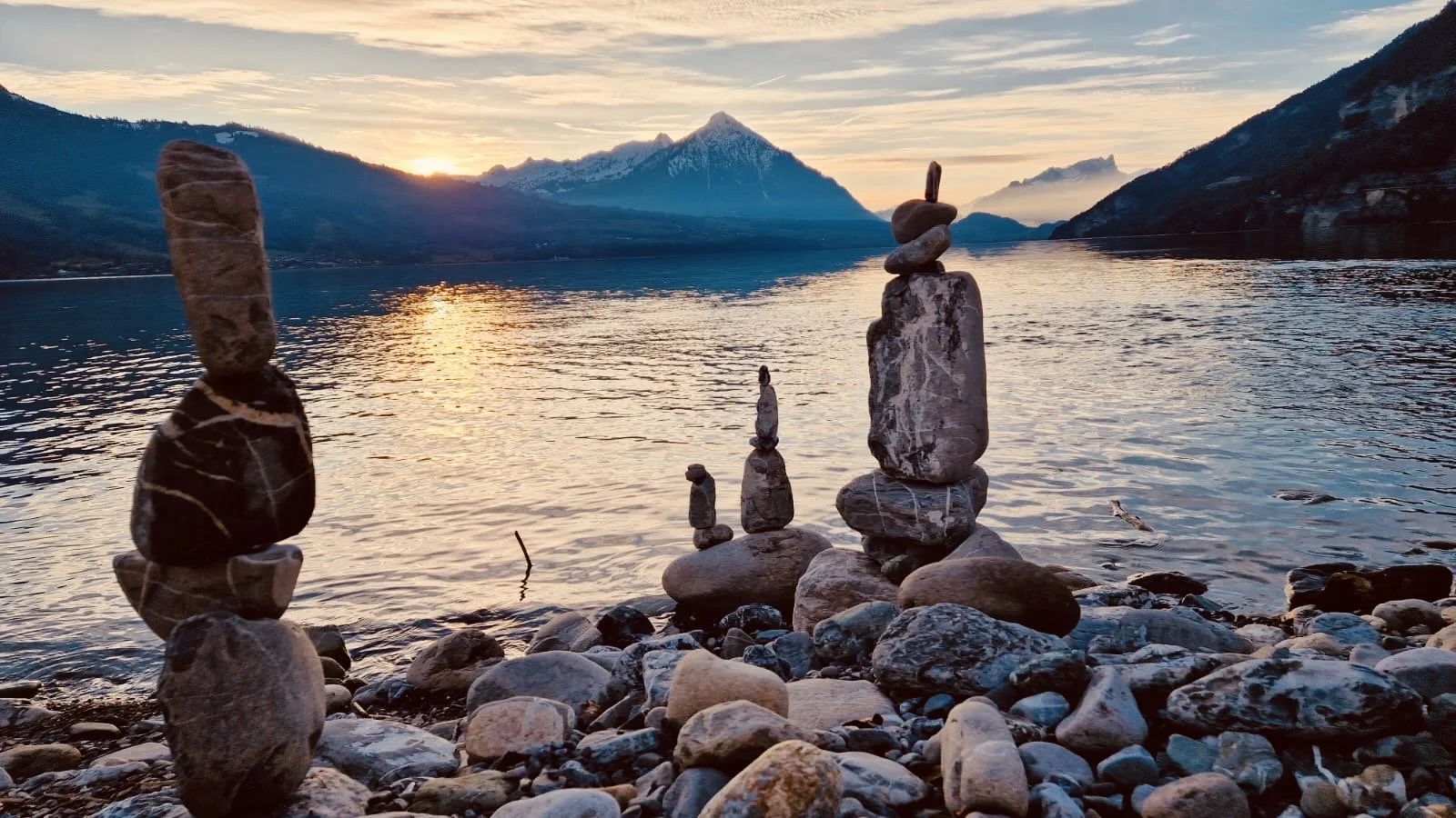 Thunersee mit Steinskulpturen.jpg