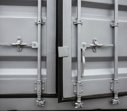 Sezione porte di un container riparato