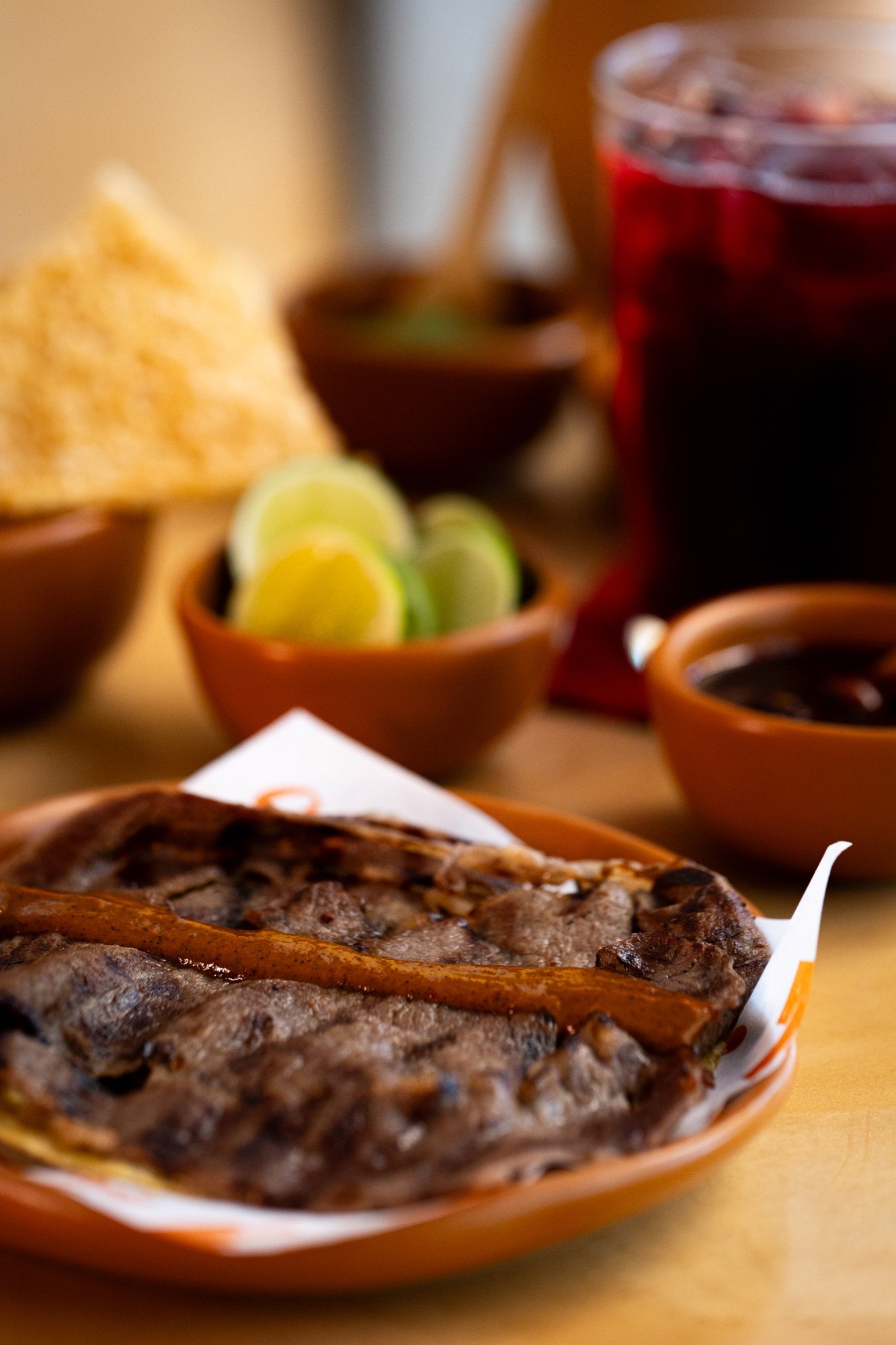 Taco New York Prime: corte a la parrilla con marcas de carbón sobre tortilla de maíz