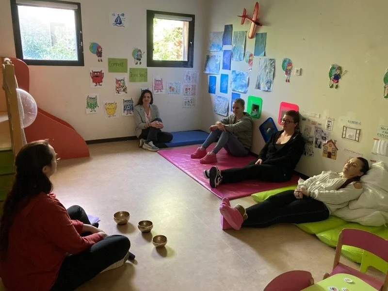 Atelier de sophrologie pour une équipe de crèche. 