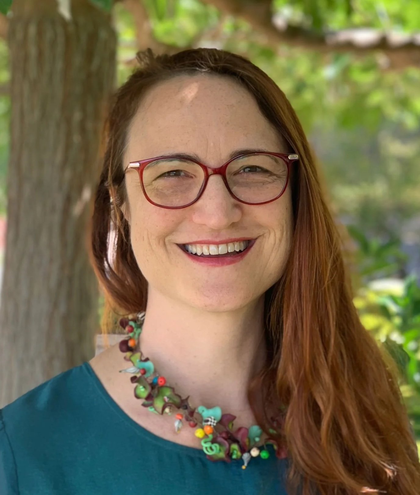 Infirmière diplômée d’état, ancienne directrice de crèche, je suis aujourd’hui sophrologue, art-thérapeute évolutive et sonothérapeute