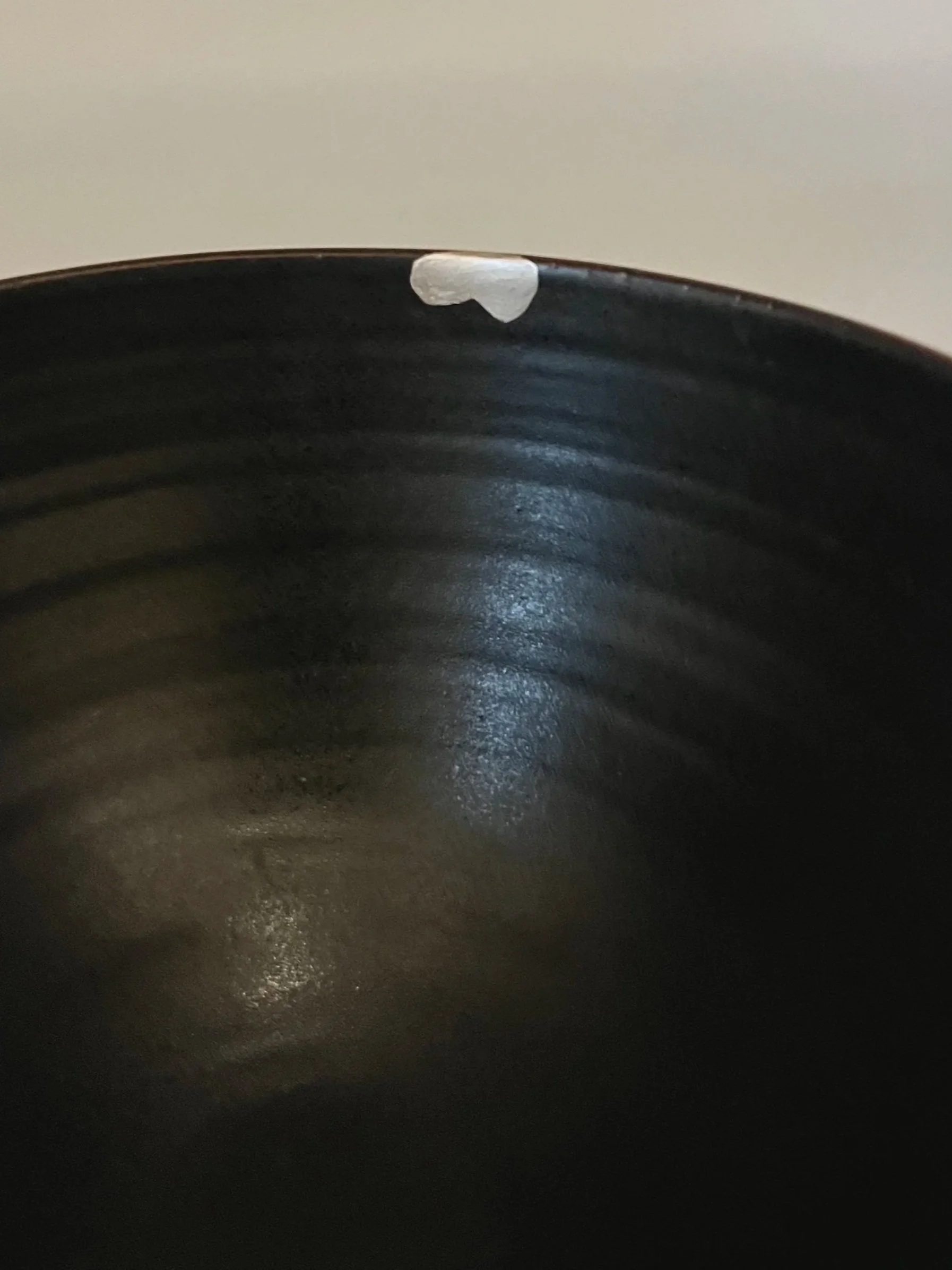 Vista interior de un tazón negro, reparado con técnica del Kintsugi en IB Kintsugi Madrid