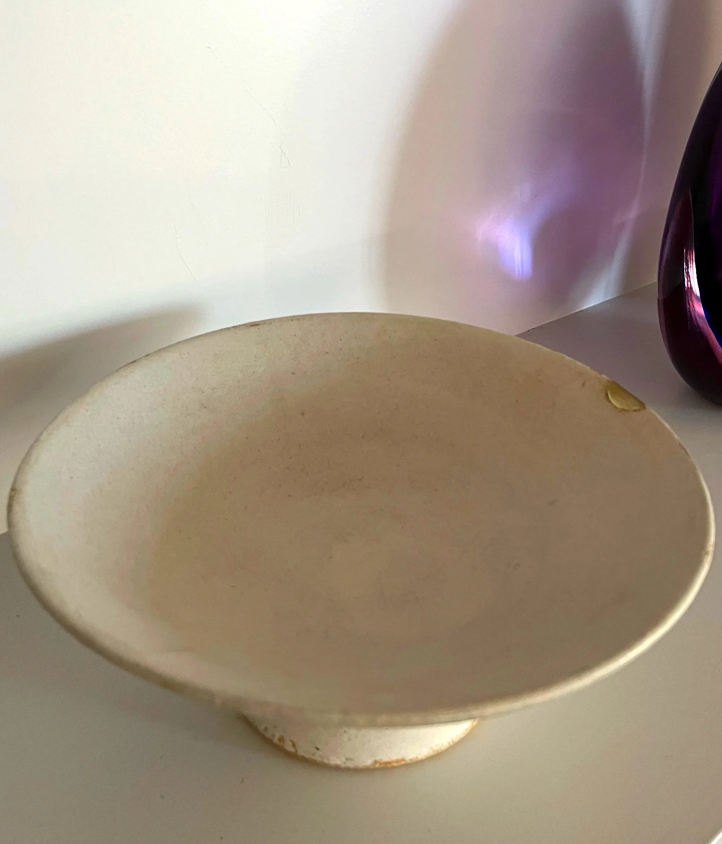 Detalle de reparación de cuenco de cerámica con la técnica del Kintsugi. Detalle en oro. IB Kintsugi Madrid