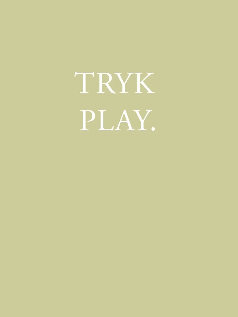 Tekst der siger 'TRYK PLAY.' på en grøn baggrund.