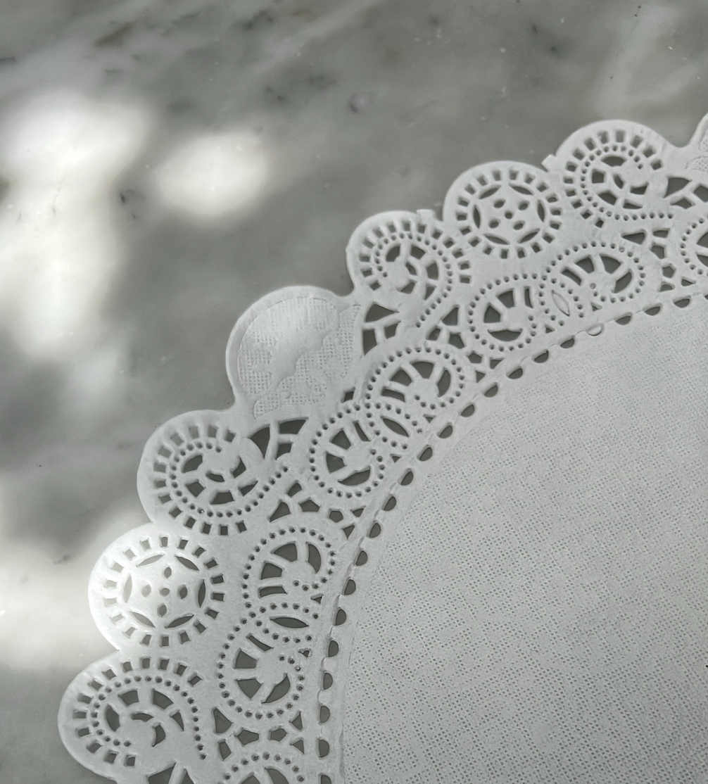 Nærbillede af en blondeserviet med hulmønster.