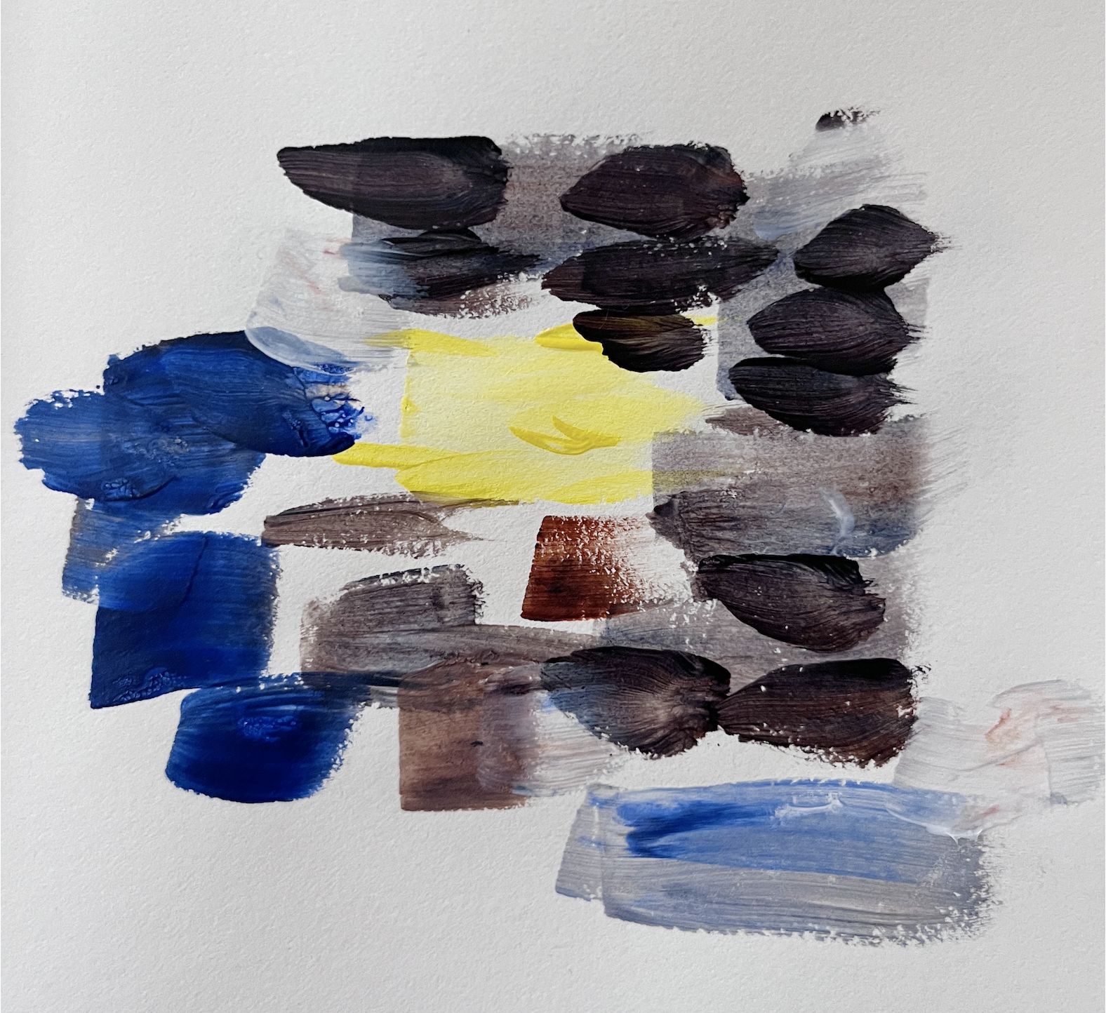 Et abstrakt maleri med lag af blå, gul, rød, sort, grå og brune farver på en hvid baggrund.