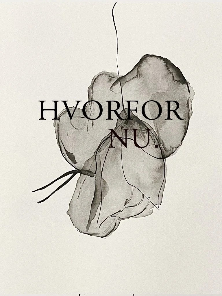 Sort-hvid akvarel blomster med teksten 'HVORFOR NU?' over.