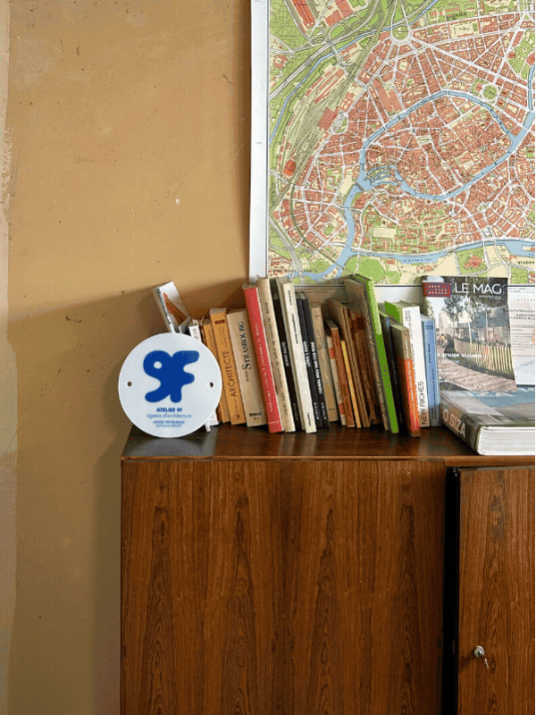 Plusieurs image, des différents projets de l'agence d'architecture, notamment rénovation d'un appartement ou aménagement d'une brasserie à Strasbourg, logo de l'agence et intérieur de l'agence d'architecture.