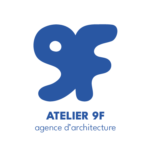 Logo de l'agence d'architecture Atelier 9F, avec une forme abstraite bleue et le texte en dessous.
