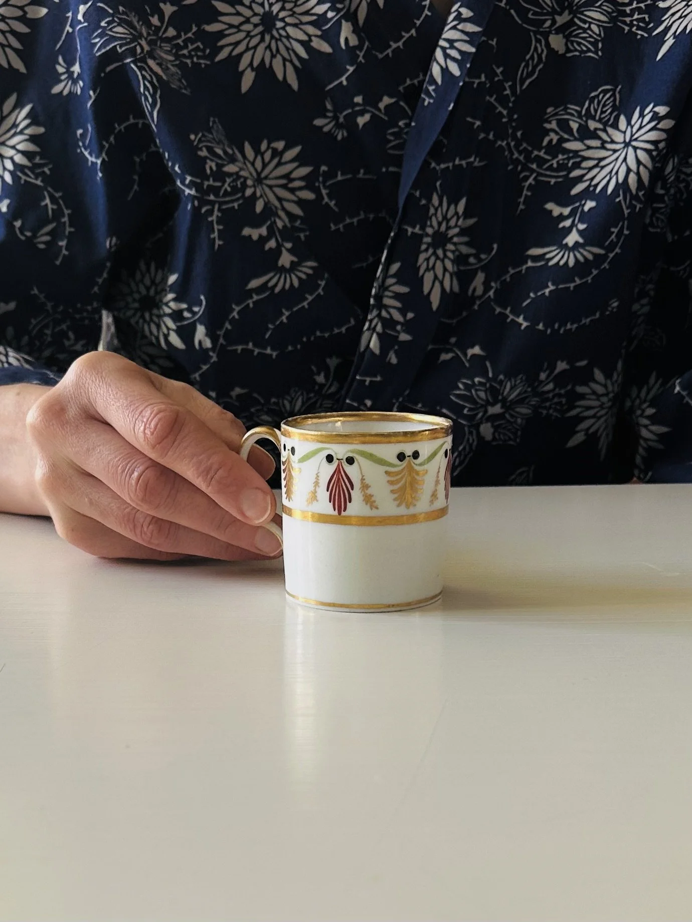Kintsugi repair, repair with gold, porcelain repair.