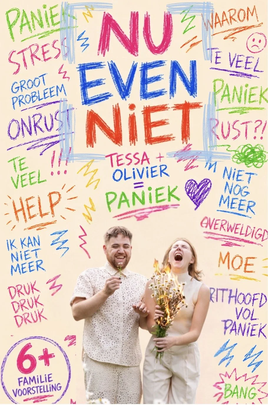 Een feestafbeelding met kleurrijke woorden in de achtergrond en een lachend paar in de voorgrond die feestelijk uitdrukking geven, met decoraties en kleurrijke tekeningen.