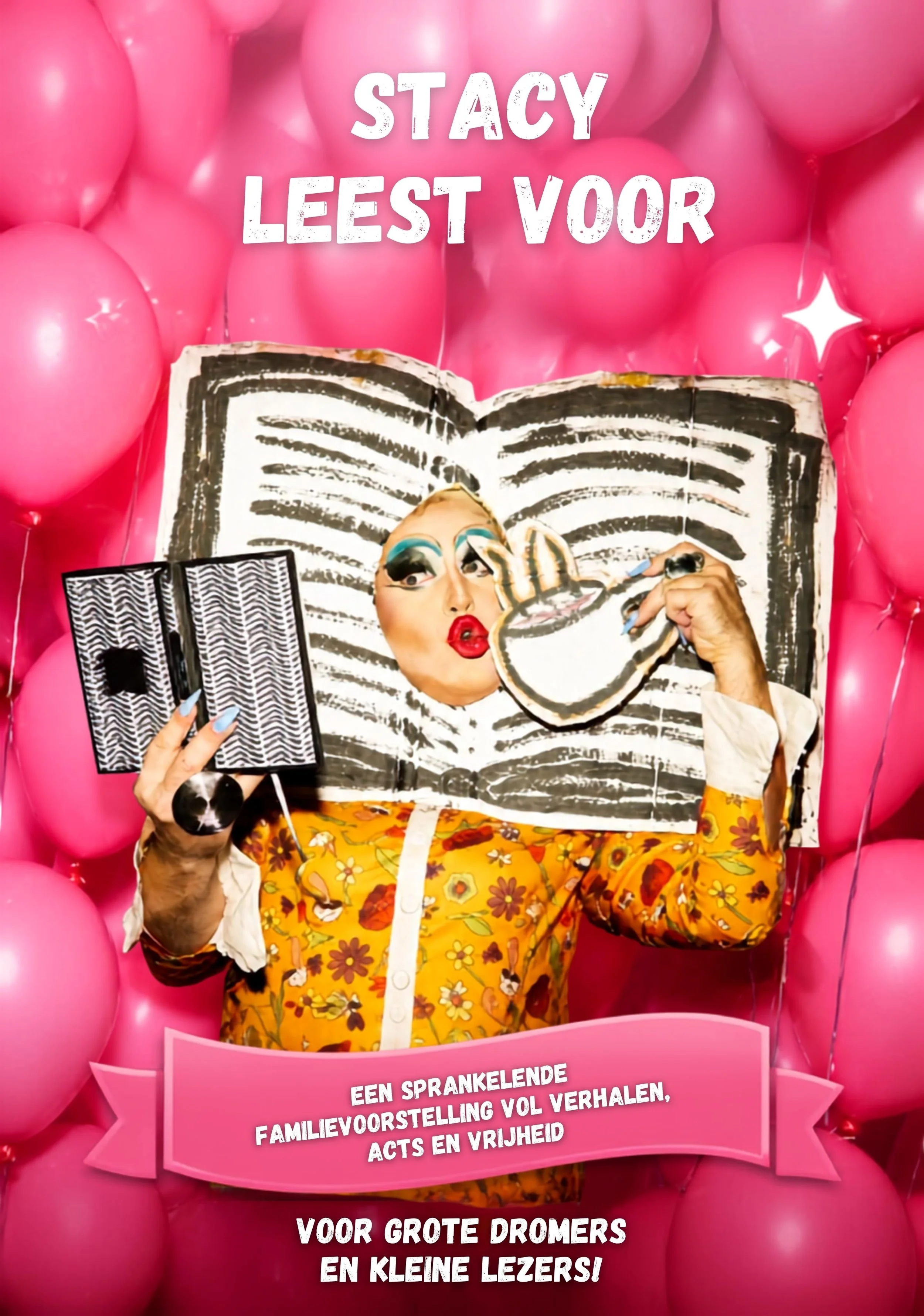 Een kleurrijke poster met roze ballonnen op de achtergrond, waarop een woman met theatrale make-up en een kleurrijk bloemenjurk een boek vasthoudt en een masker vast heeft. Bovenaan staat de tekst 'Stacy leest voor', onderaan een tekst over een familievoorstelling en voor grote en kleine lezers.