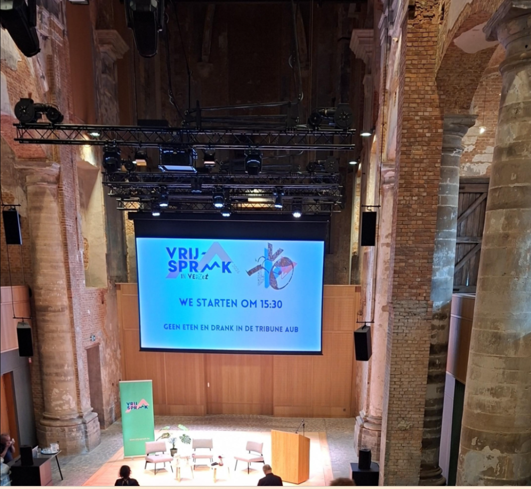 𝐒𝐨𝐦𝐬 𝐠𝐞𝐛𝐞𝐮𝐫𝐞𝐧 𝐝𝐞 𝐦𝐞𝐞𝐬𝐭 𝐛𝐞𝐭𝐞𝐤𝐞𝐧𝐢𝐬𝐯𝐨𝐥𝐥𝐞 𝐦𝐨𝐦𝐞𝐧𝐭𝐞𝐧 𝐧𝐢𝐞𝐭 𝐨𝐩 𝐞𝐞𝐧 𝐩𝐨𝐝𝐢𝐮𝐦, 𝐦𝐚𝐚𝐫 𝐢𝐧 𝐞𝐞𝐧 𝐬𝐭𝐢𝐥𝐥𝐞 𝐠𝐚𝐧𝐠 𝐯𝐚𝐧 𝐞𝐞𝐧 𝐭𝐨𝐢𝐥𝐞𝐭