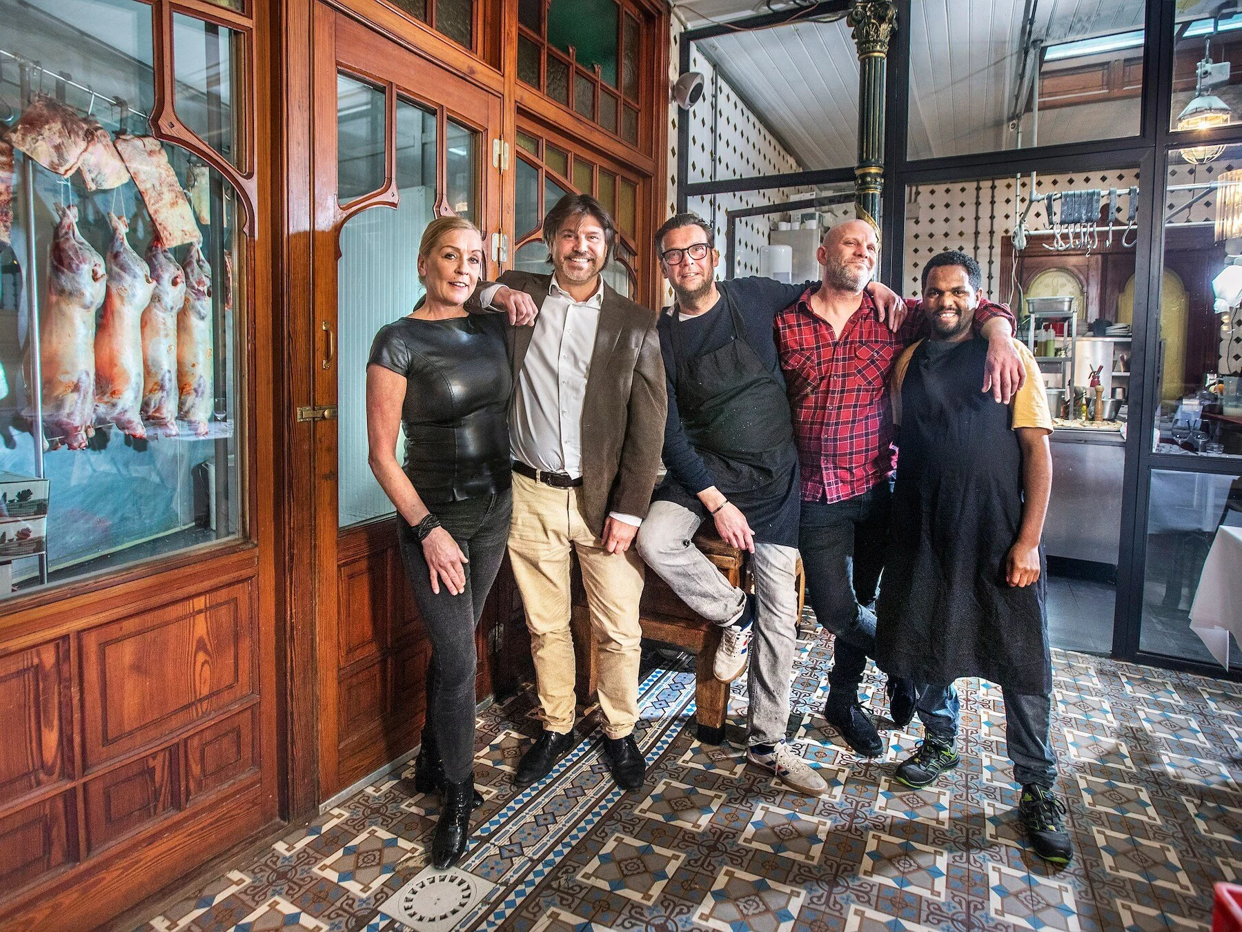het-team-van-cru-gastvrouw-ester-hofenk-sommelier-koen-cramer-chef-kok-niels-rosier-slager-jager-en-kok-alan-de-vries-en-afwashulp-mike-haile.jpg