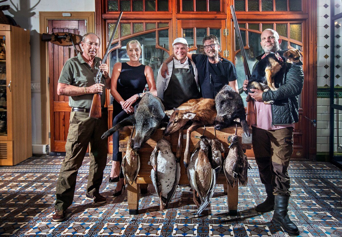 winnaar-gouden-pollepel-restaurant-cru-v-l-n-r-jager-stef-schermer-voest-gastvrouw-ester-hofenk-slager-raymond-de-man-chef-kok-niels-rosier-en-eigenaar-kok-alan-de-vries.jpg