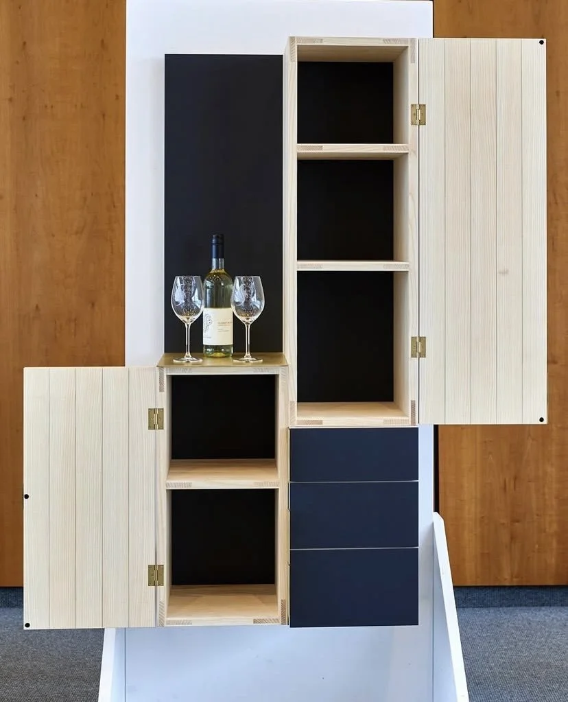 esche. linoleum. messing.