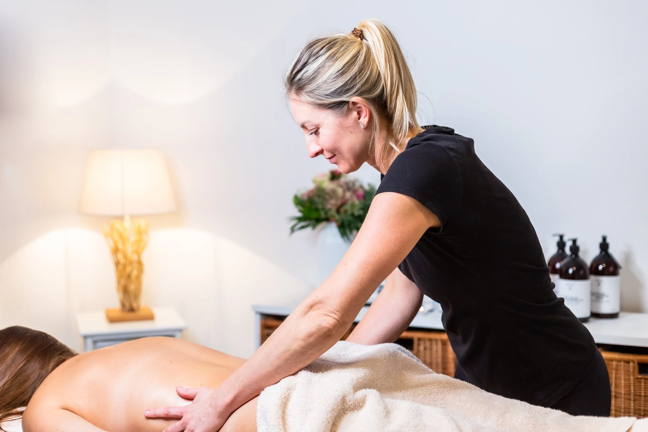 Frau gibt eine Massage in einem Spa-Raum