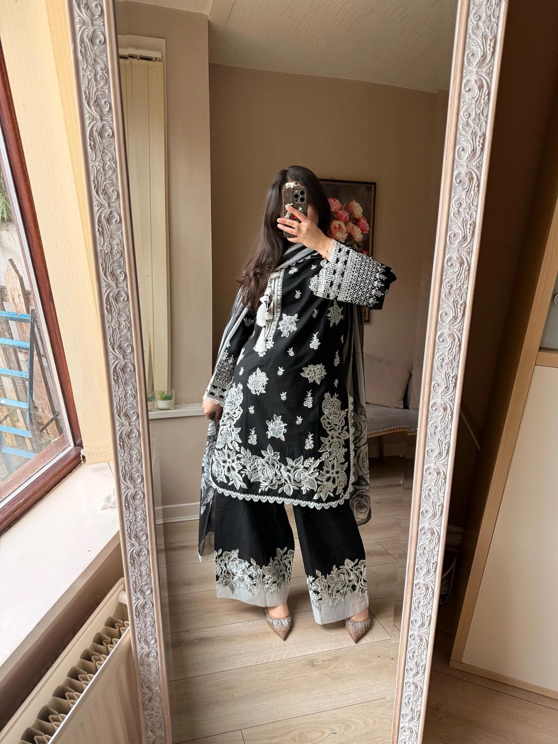 Karma Haya Monochrome