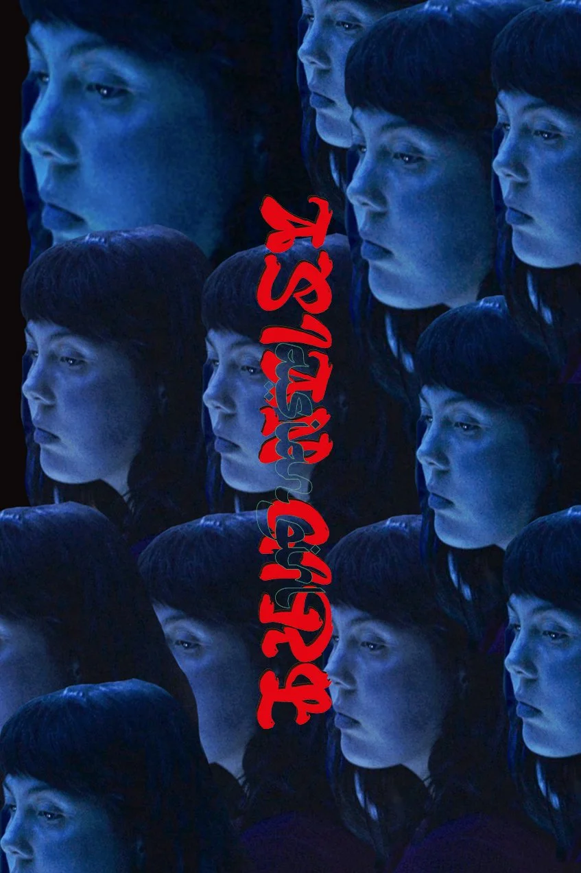 Une image composée de plusieurs portraits d'une jeune fille avec des cheveux noirs, tous peints en bleu, disposés en motifs répétitifs. Il y a du texte en rouge portant le nom "Eddie Lee" écrit verticalement au centre de l'image.