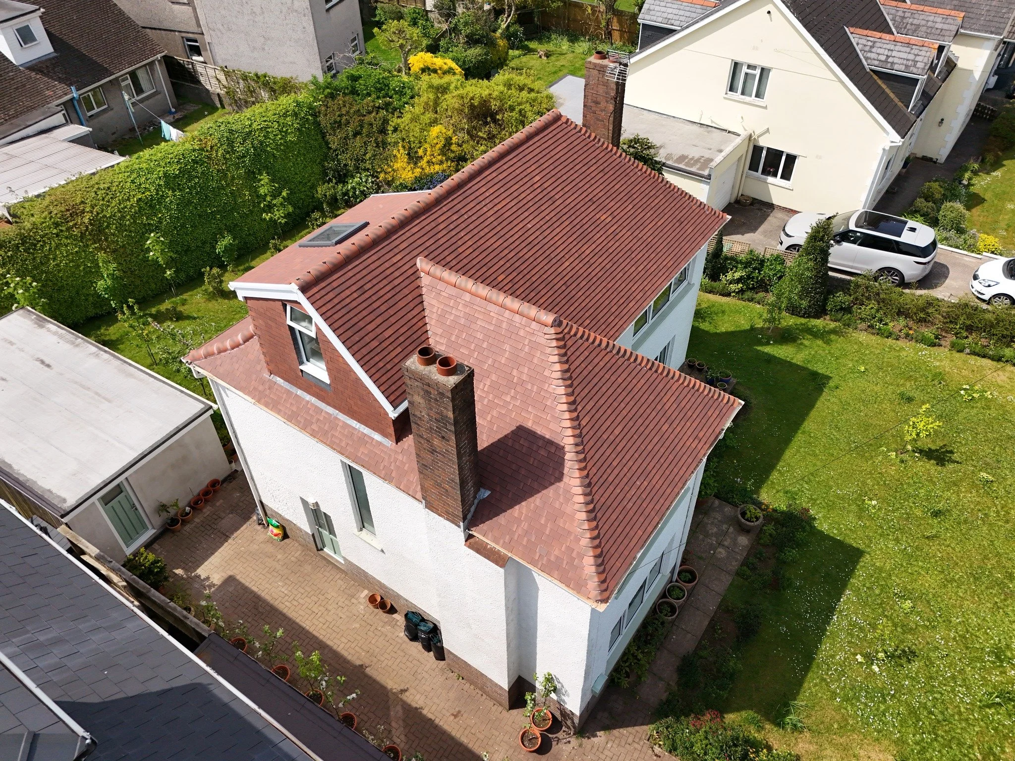 Fantastic to see a recently finished project from a fresh perspective! Featuring a dormer extension and complete re-roof, bringing new life and functionality to the space

#dormer #loftconversion #loftconversionspecialists #conversion #project #roofi
