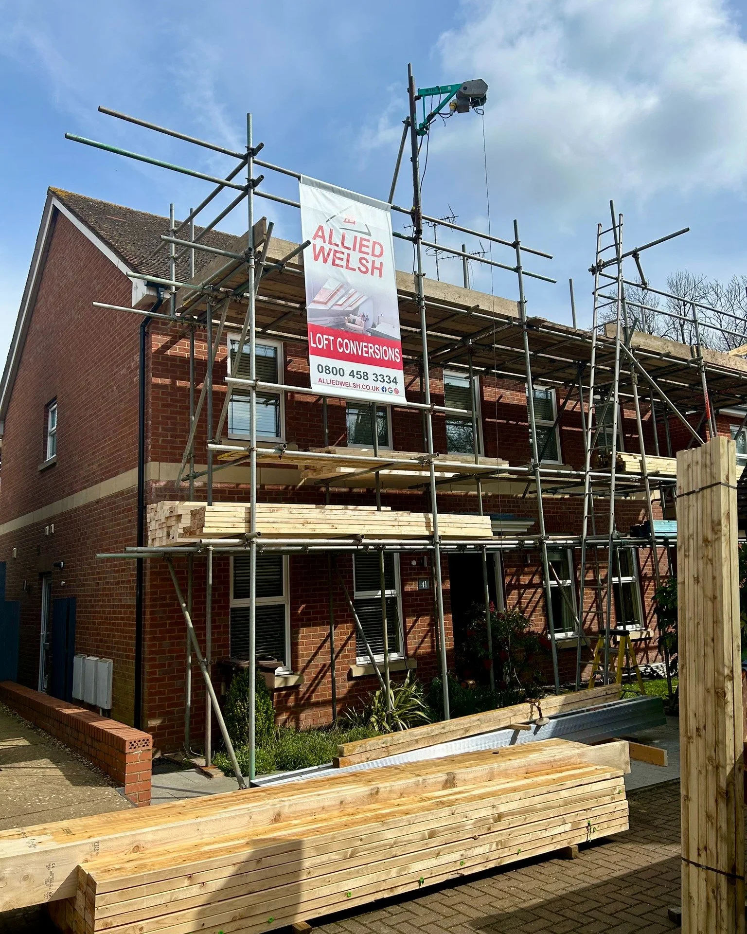 We're gearing up for another fantastic loft conversion project in St. Albans. Scaffolding is up and ready for our skilled team to dive into action. Big thanks to @jewsonuk for the swift delivery of materials as always, allowing us to hit the ground r