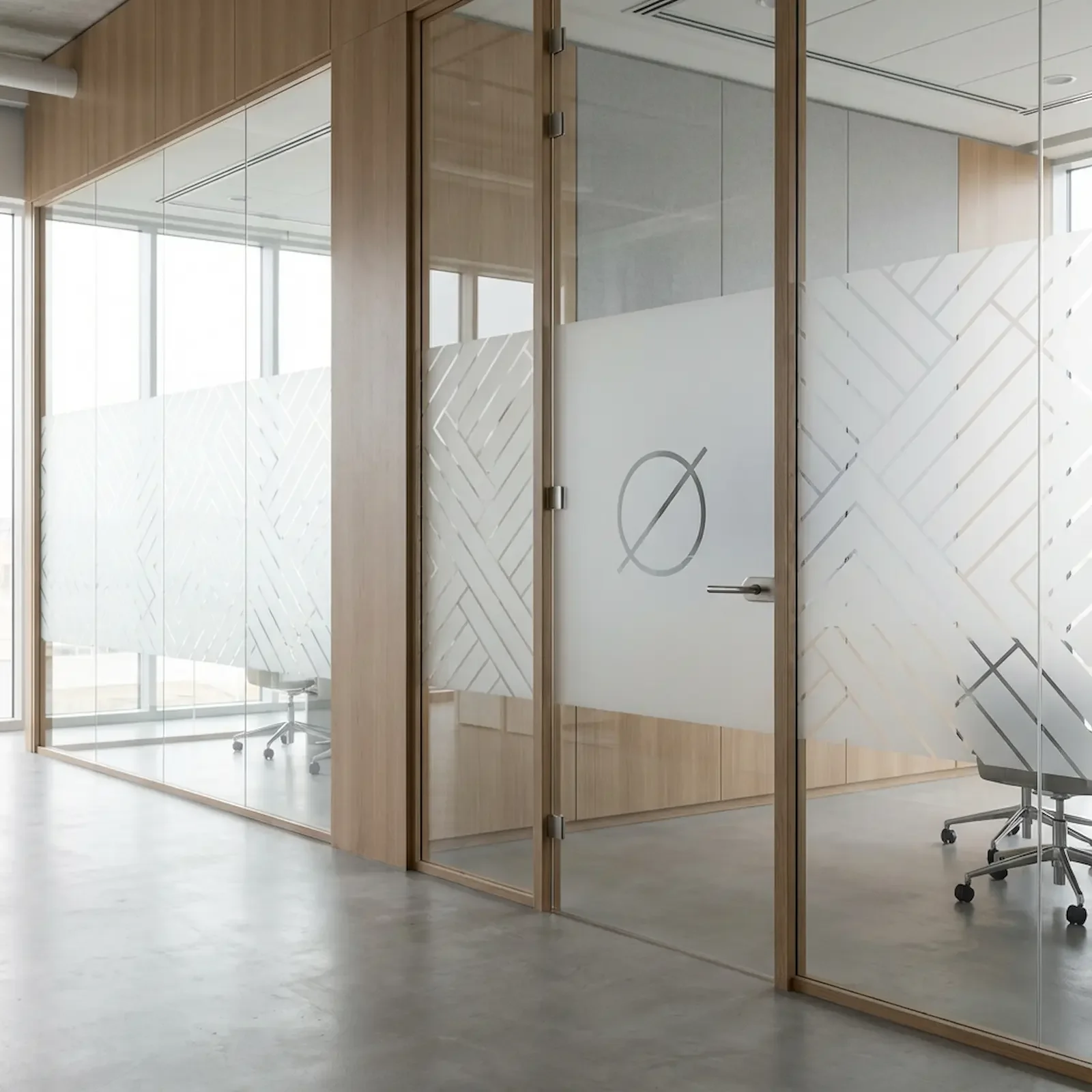 Une salle de réunion moderne avec des murs en verre, des portes en verre avec un symbole de cercle barré, et des chaises de bureau autour de tables.
