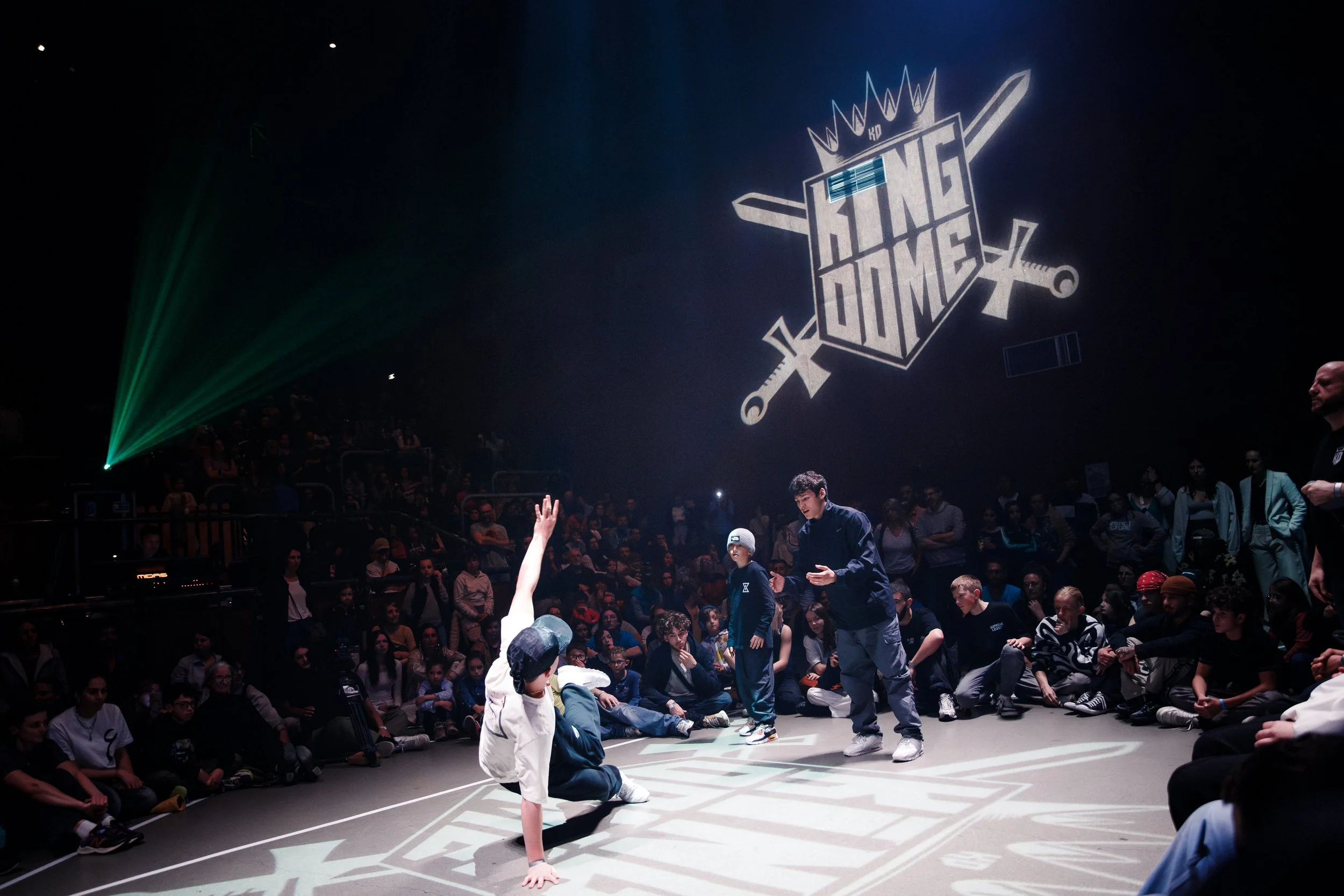 Danseur de breakdance devant le public d'une battle