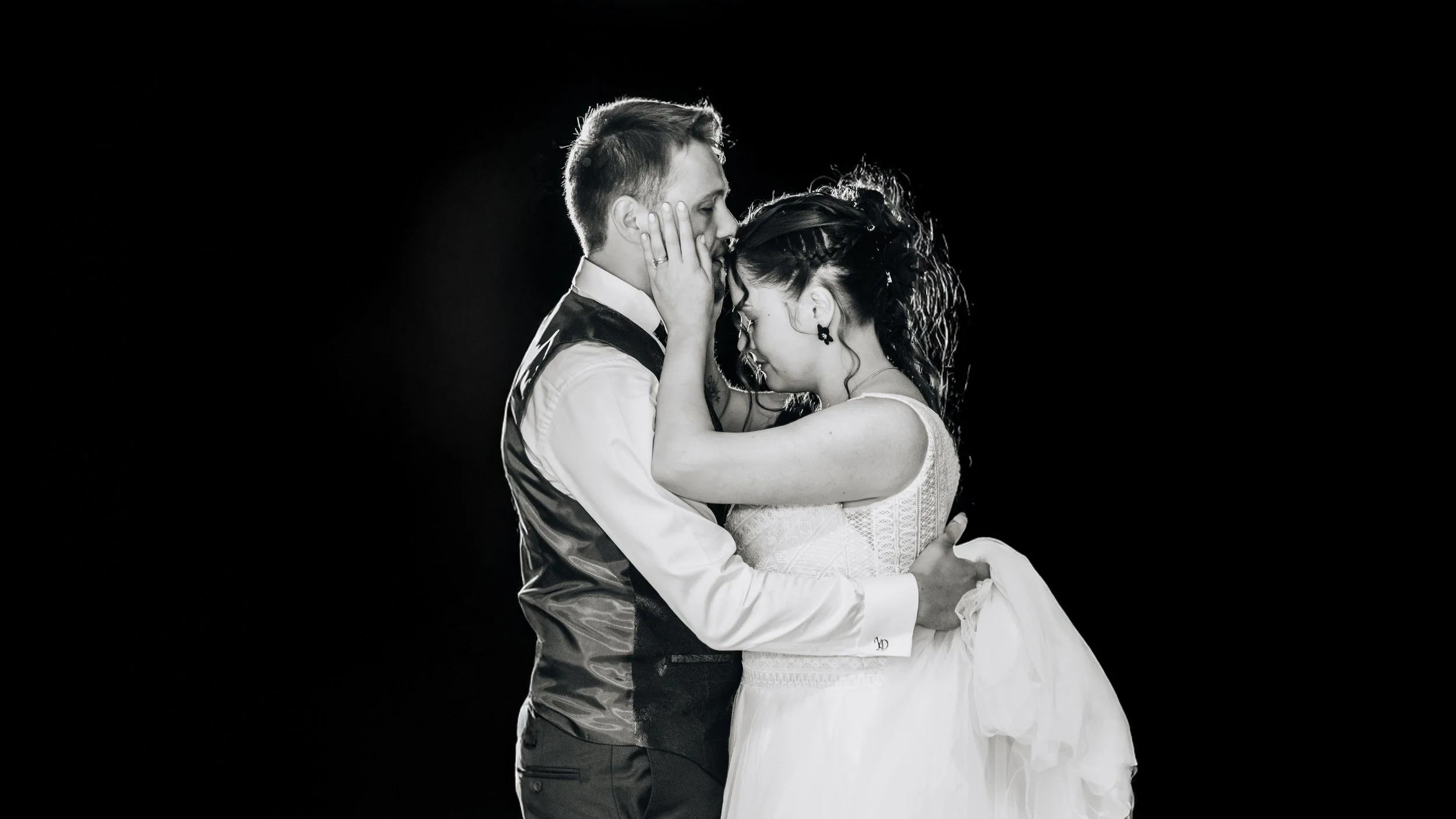 Danse des mariés en noir et blanc