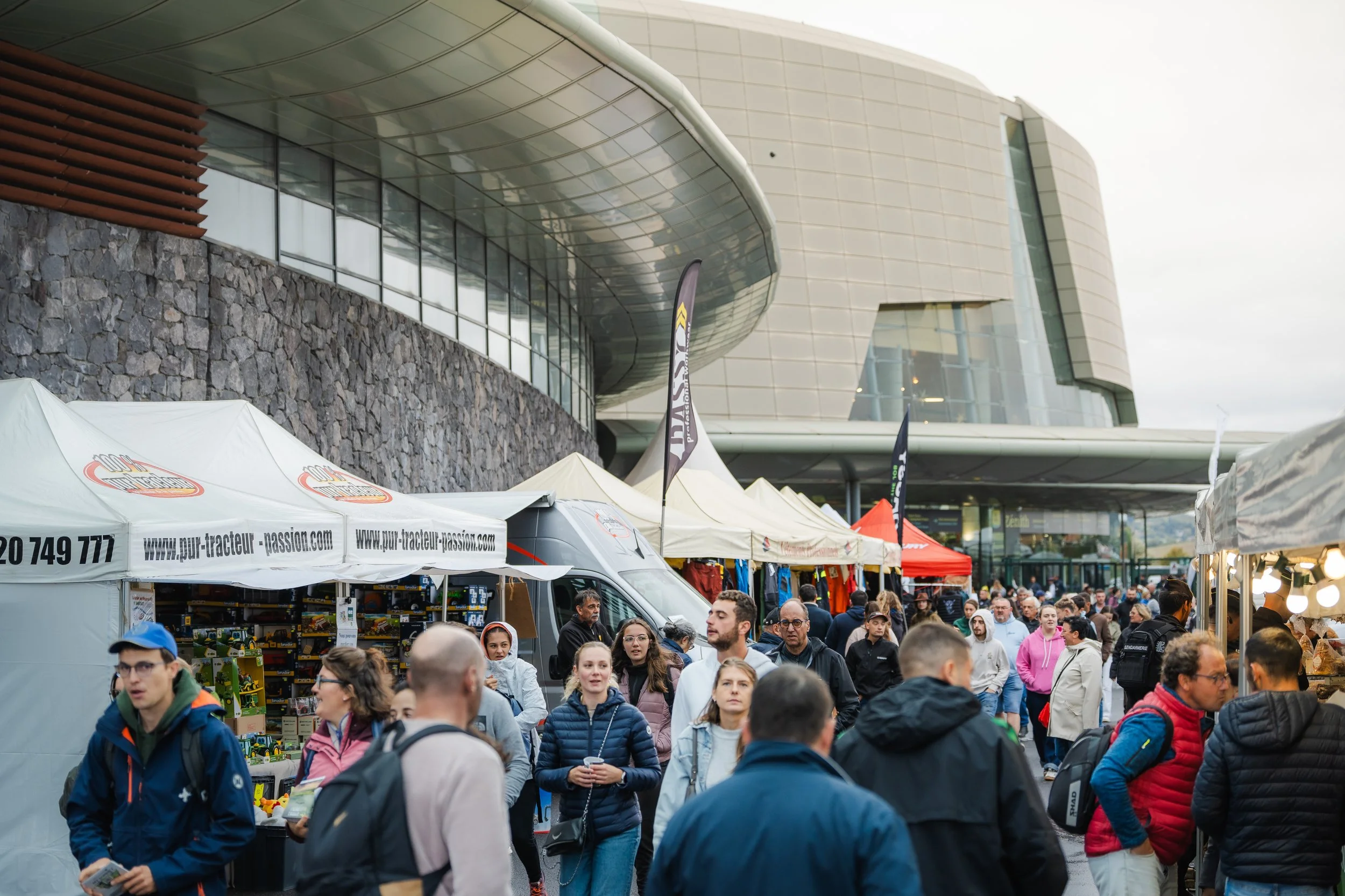 Foule de visiteurs à l'entrée d'un grand salon professionnel