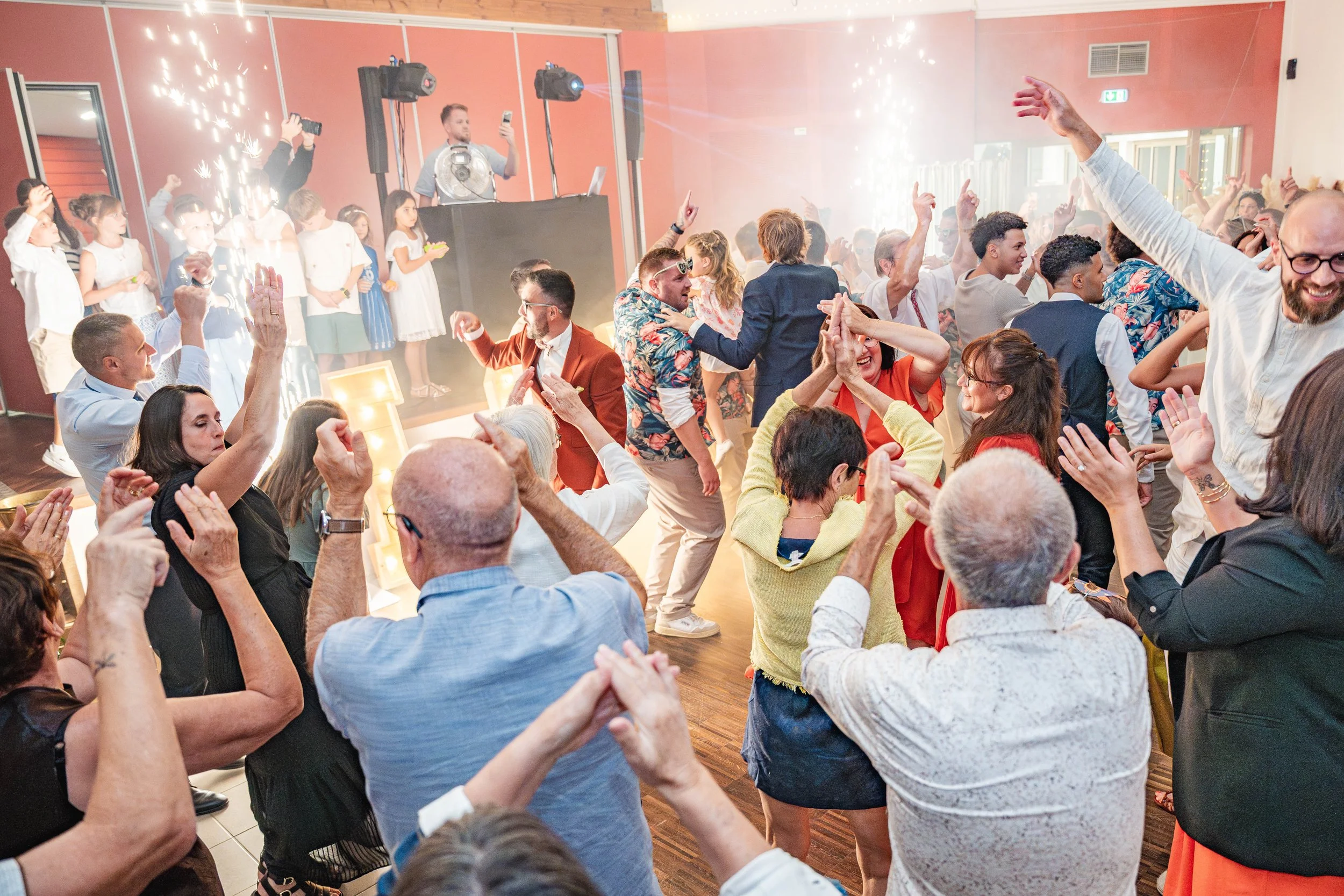 Invités qui dansent pendant la soirée de mariage