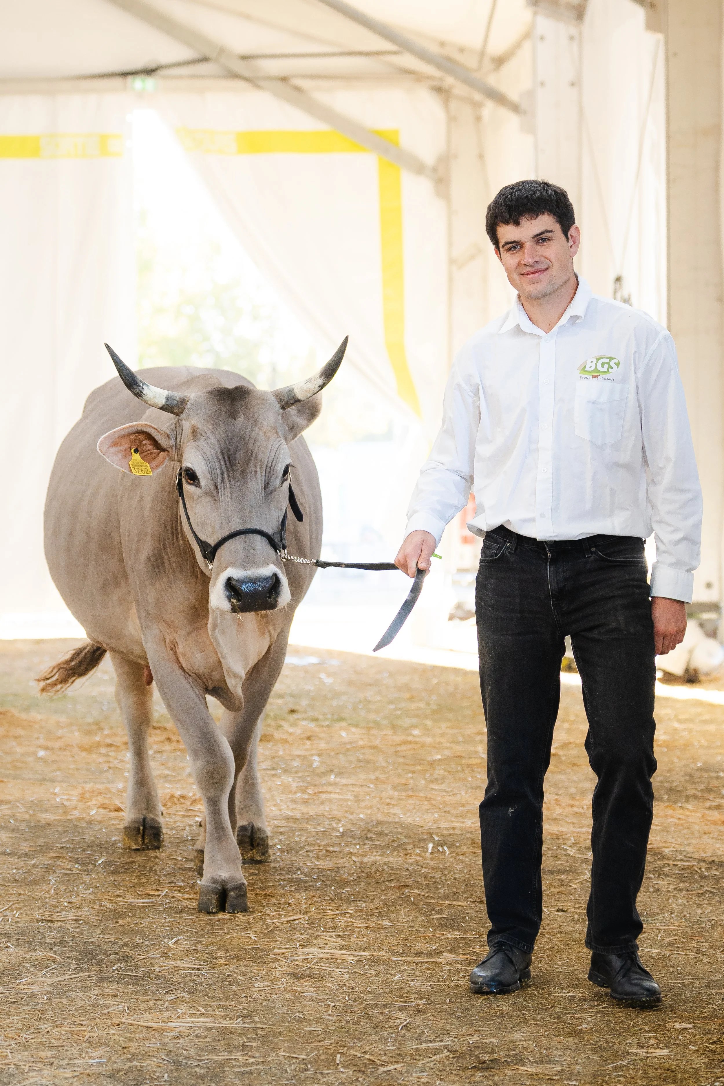 Éleveur et sa vache sur le ring du Sommet de l'Élevage