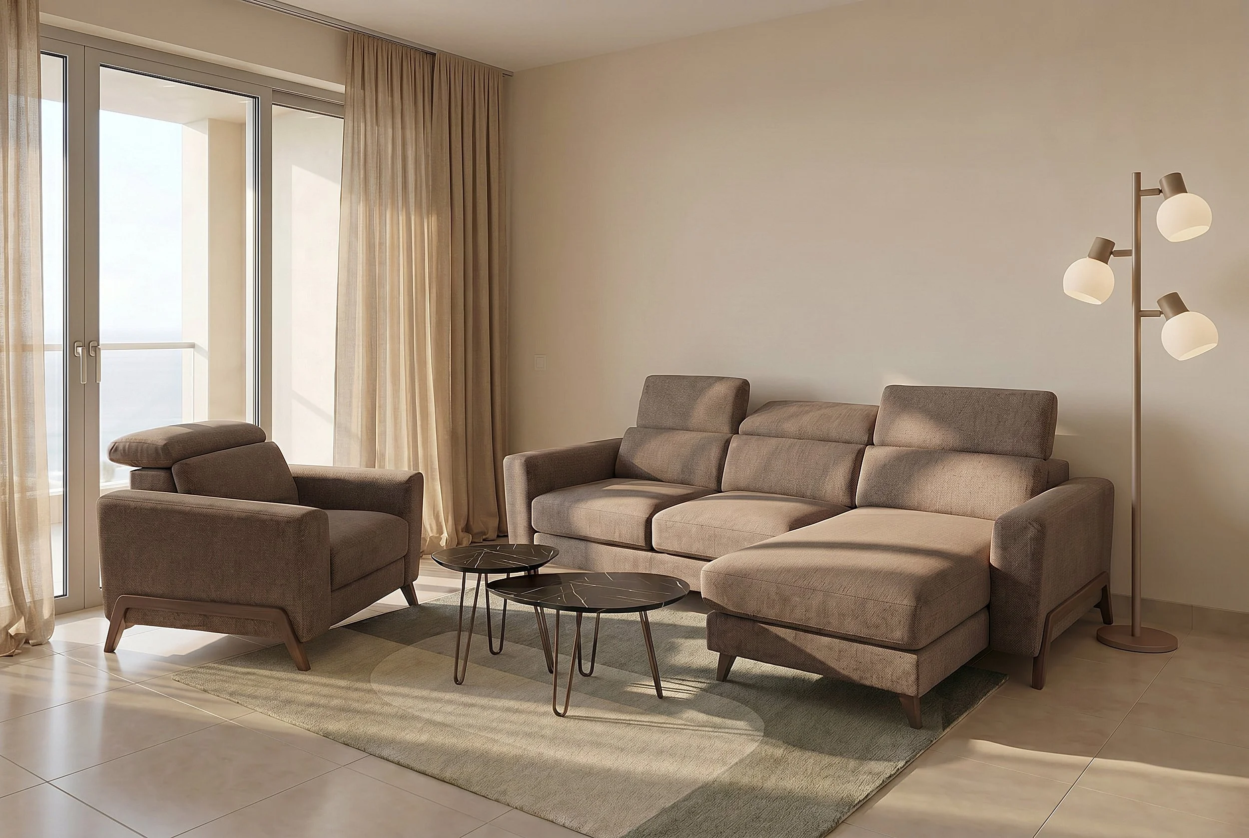 Woonkamer met beige stoffen bank, bijzettafels en een vloer lamp, grote raampartijen met licht beige gordijnen, lichte tegel vloer, rustige en moderne inrichting.