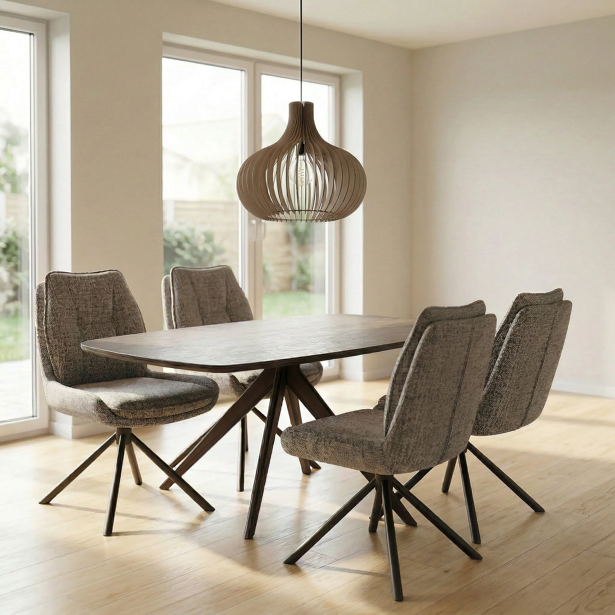 Een Deens ovale eettafel met vier draaibare gestoffeerde stoelen. De tafel tafel is standaard uitgevoerd in de afmetingen 160x90 cm.