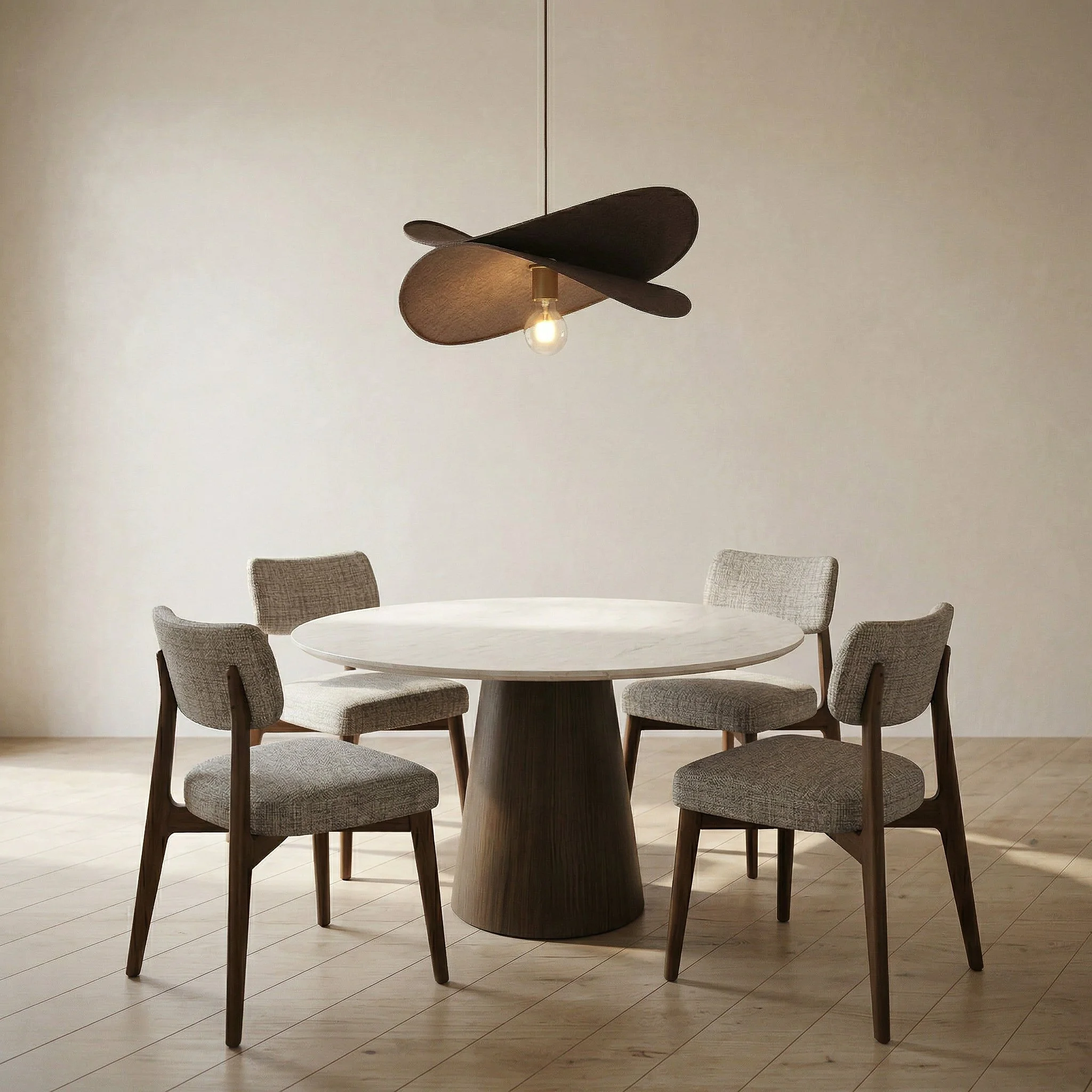 De ronde japandi eettafel (130 cm), gecombineerd met comfortabele eetkamerstoelen.